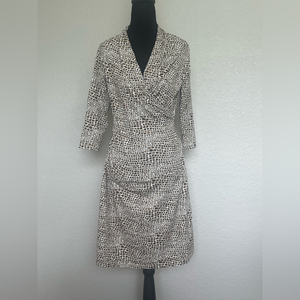 J. McLaughlin Black and White Wrap Sheath Dress
Caja 1